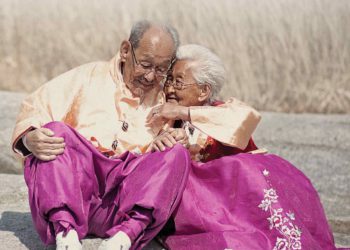 ‘Mình Ơi, Xin Đừng Qua Sông’ –  thổn thức một tình yêu trải dài 76 năm