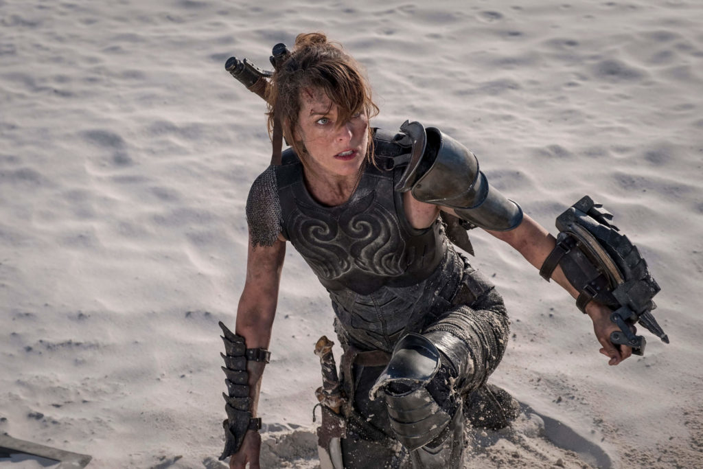 Milla Jovovich đảm nhận vai Đại úy Natalie Artemis trong phim Thợ Săn Quái Vật (Monster Hunter)