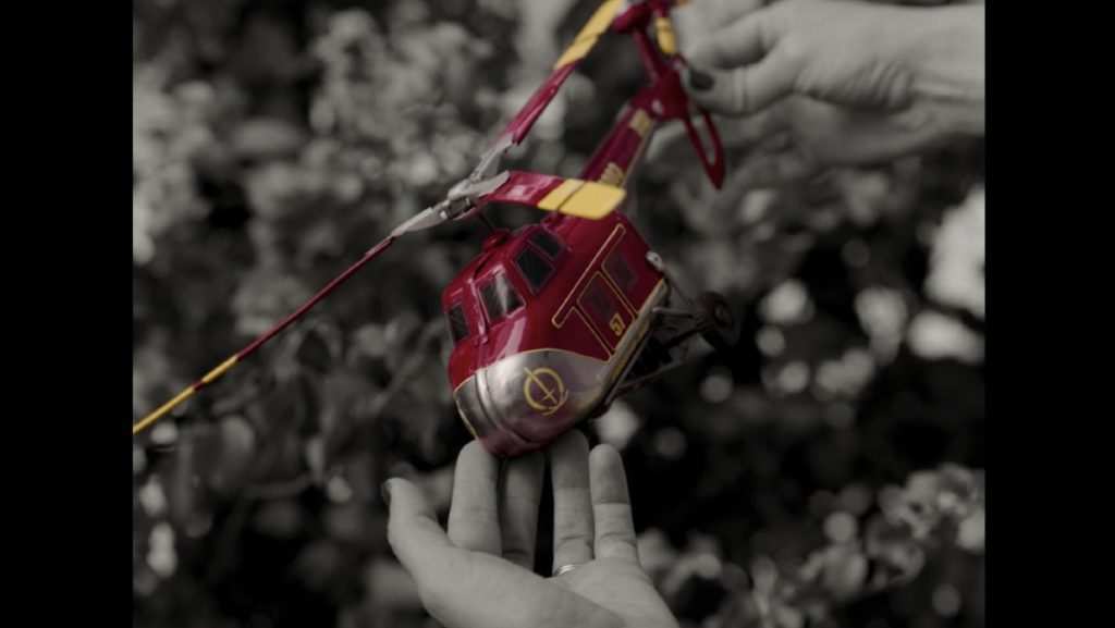 Chiếc trực thăng đồ chơi có màu trong WandaVision