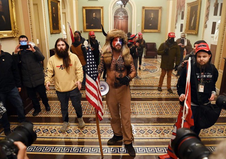 Những người nổi dậy xông vào Điện Capitol vì kết quả bầu cử Mỹ