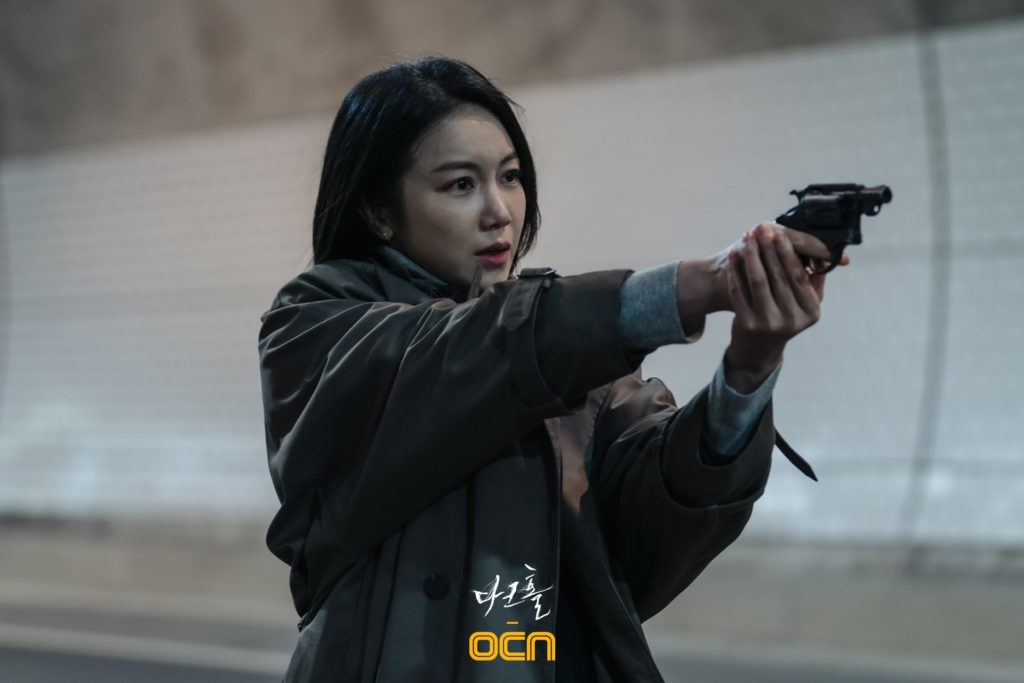 Kim Ok Bin vào vai Lee Hwa Sun trong Dark Hole