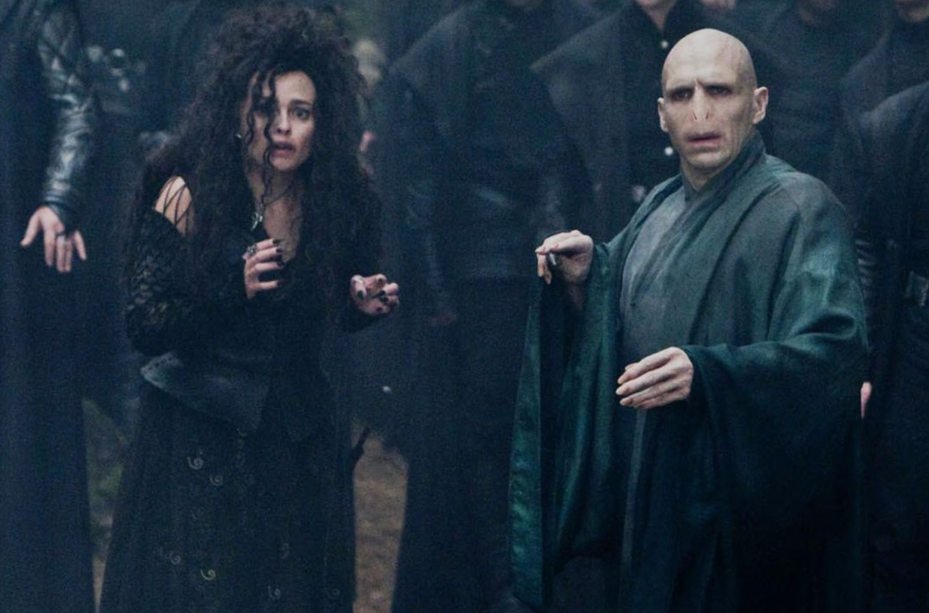 Bellatrix Lestrange và Voldemort trong Harry Potter Và Bảo bối Tử Thần