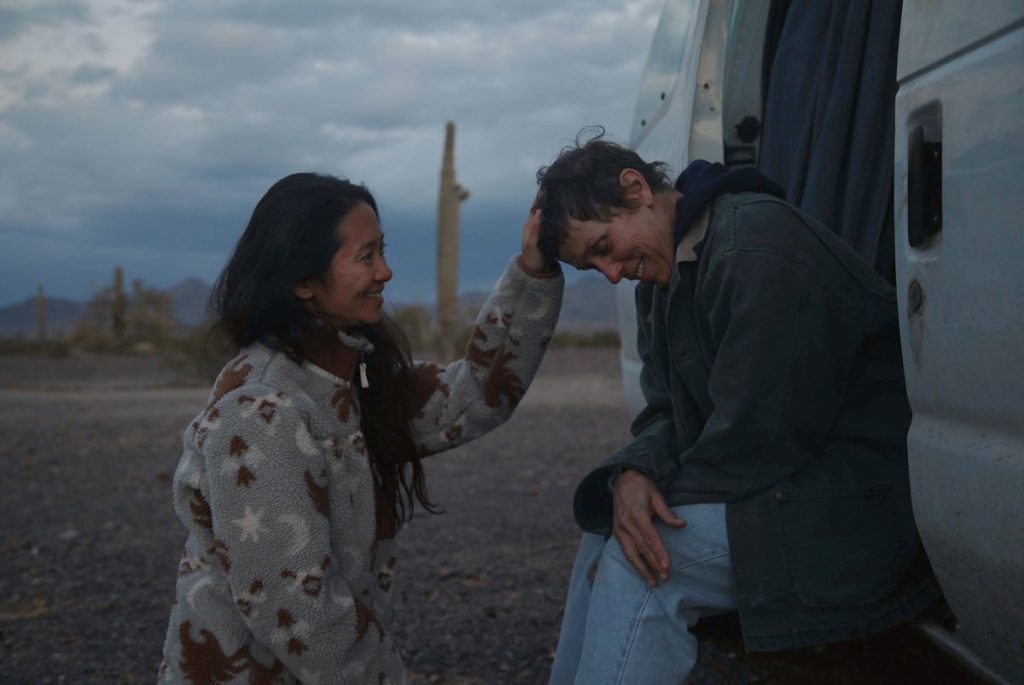 Chloé Zhao và Frances McDormand của Nomadland giành giải Oscar 2021