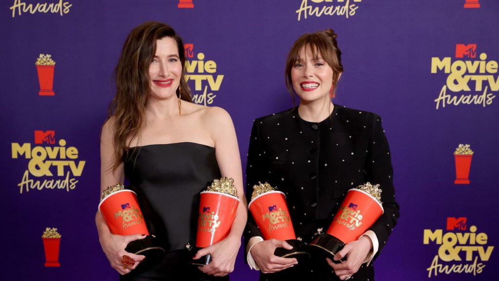 Elizabeth Olsen và Kathryn Hahn chiến thắng tại MTV Movie & TV Awards 2021