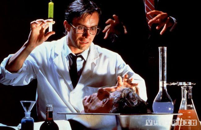 Phim xác sống kinh dị Mỹ ghê rợn cực hay trên Netflix không thể bỏ qua Re-Animator (1985) - Bác Sĩ Sát Nhân