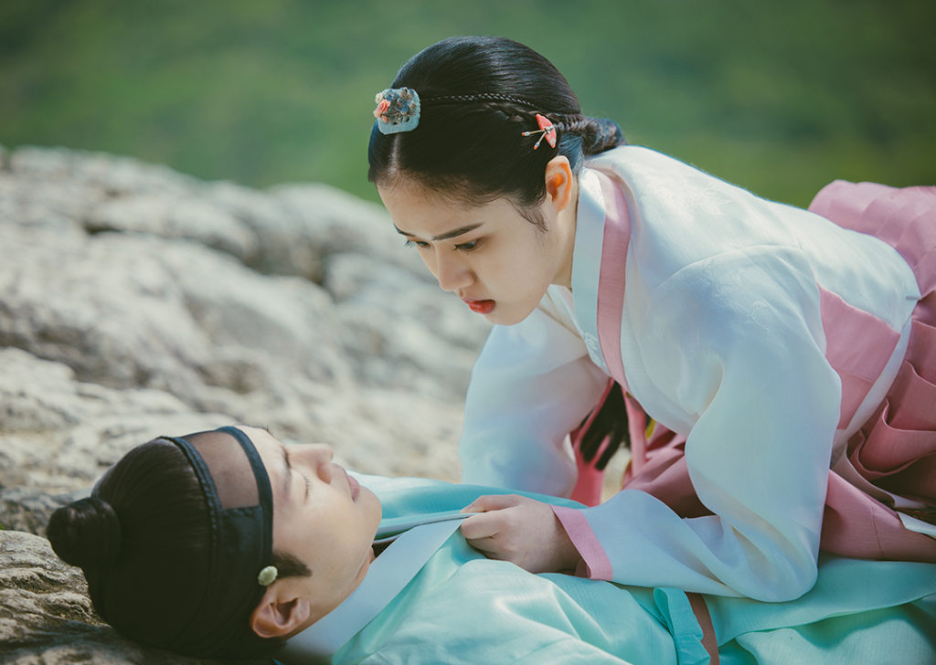 Kim Min Jae và Kim Hyang Gi trong Poong, The Joseon Psychiatrist
