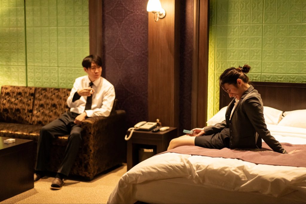 Jin Sun Kyu và Jeon Jong Seo trong Bargain