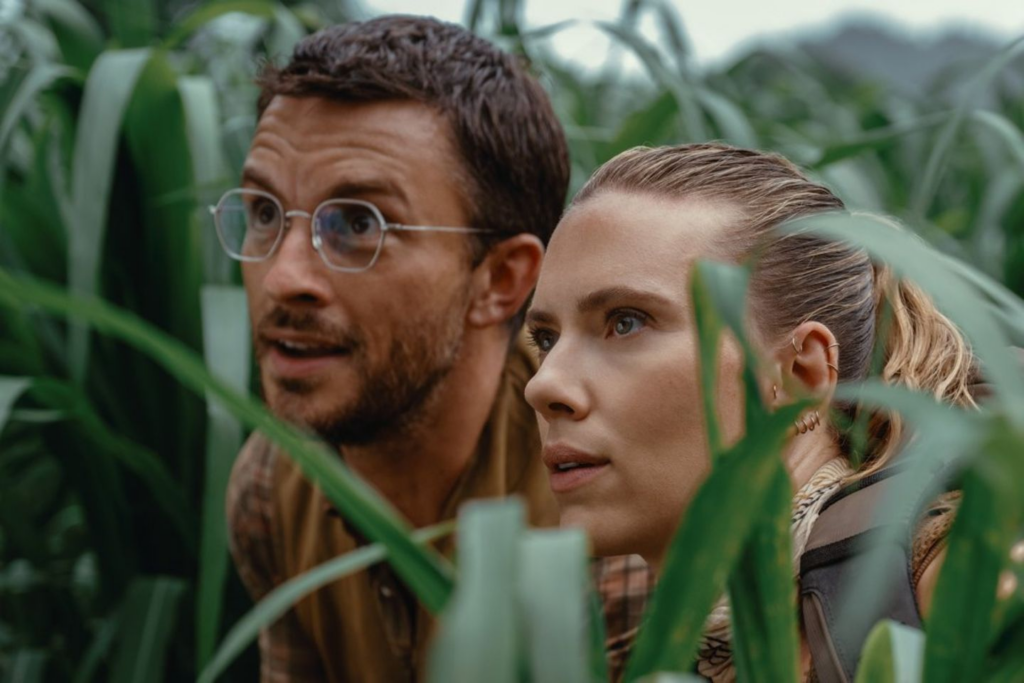 Scarlett Johansson và Jonathan Bailey trong trailer Jurassic World Rebirth