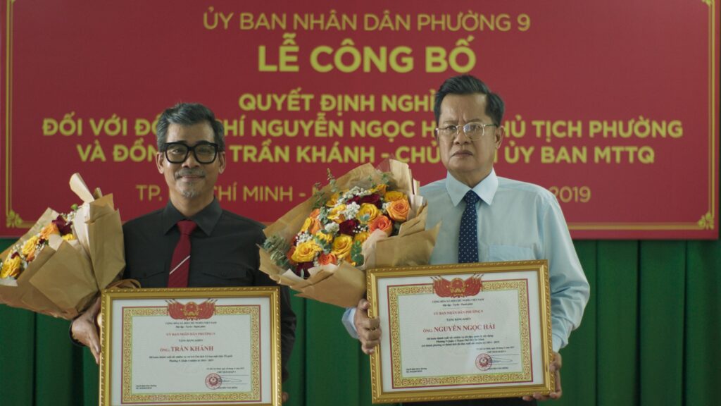 Ai mà ngờ được một cựu chủ tịch phường lại quyết định "chơi lớn" theo nghề xăm mình, nhỉ?