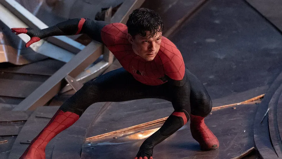 Tom Holland mặc trang phục Spider-Man, chuẩn bị cho cảnh quay hành động.