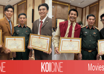 Bộ trưởng Bộ Quốc phòng Phan Văn Giang trao bằng khen cho ê-kíp phim Mưa Đỏ