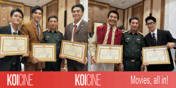 Bộ trưởng Bộ Quốc phòng Phan Văn Giang trao bằng khen cho ê-kíp phim Mưa Đỏ