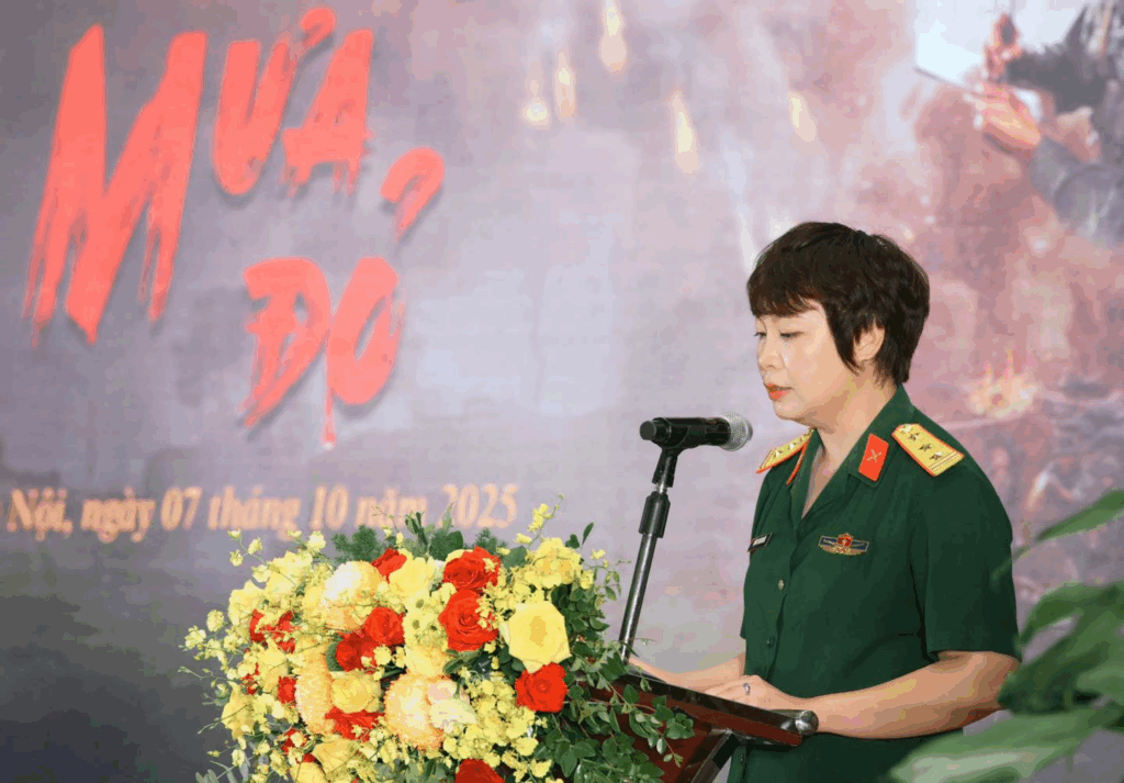 Đao diên Đặng Thái Huyền tại buổi tổng kết phim Mưa đỏ