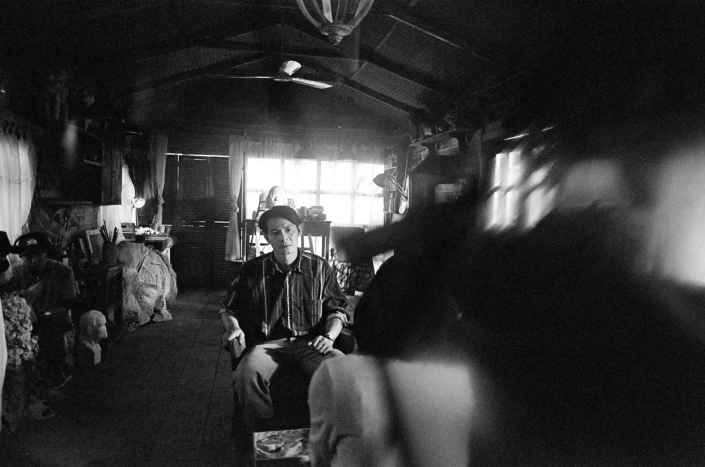 Triết là một người đàn ông yêu bằng bản năng chiếm hữu, sống giữa ranh giới mong manh giữa đam mê sáng tạo và khát khao kiểm soát
Trái Tim Què Quặt